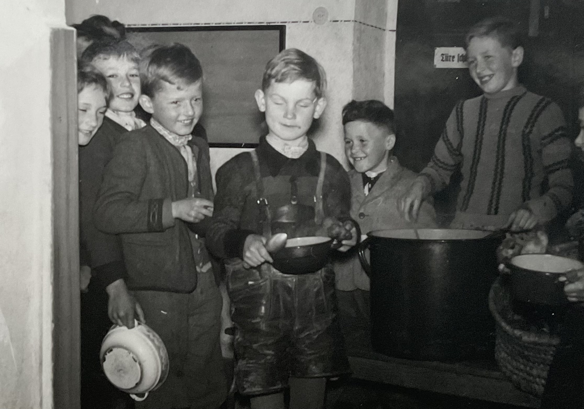 UNICEF-Kinderausspeisung im Schuljahr 1956/57, Essenausgabe im Vorhaus der Schule Liebenau